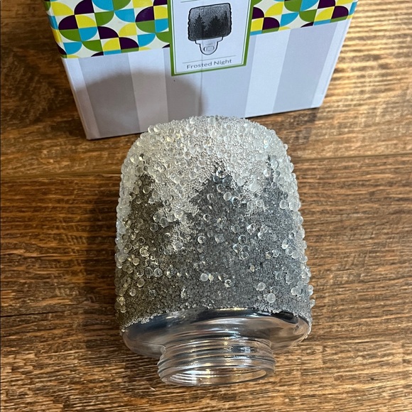 Scentsy Frosted Night Warmer with Homestead Holiday Wax Bar - Picture 4 of 5
